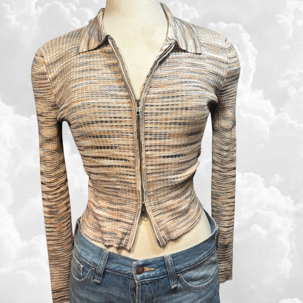 Hooked Up by IOT zip-front fitted top